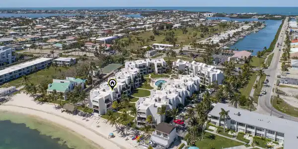 Image 2: Just 1 Unit from the Beach