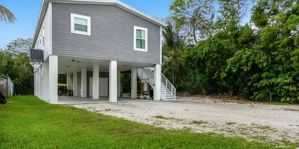 Image 2: 27024 Shannahan Rd