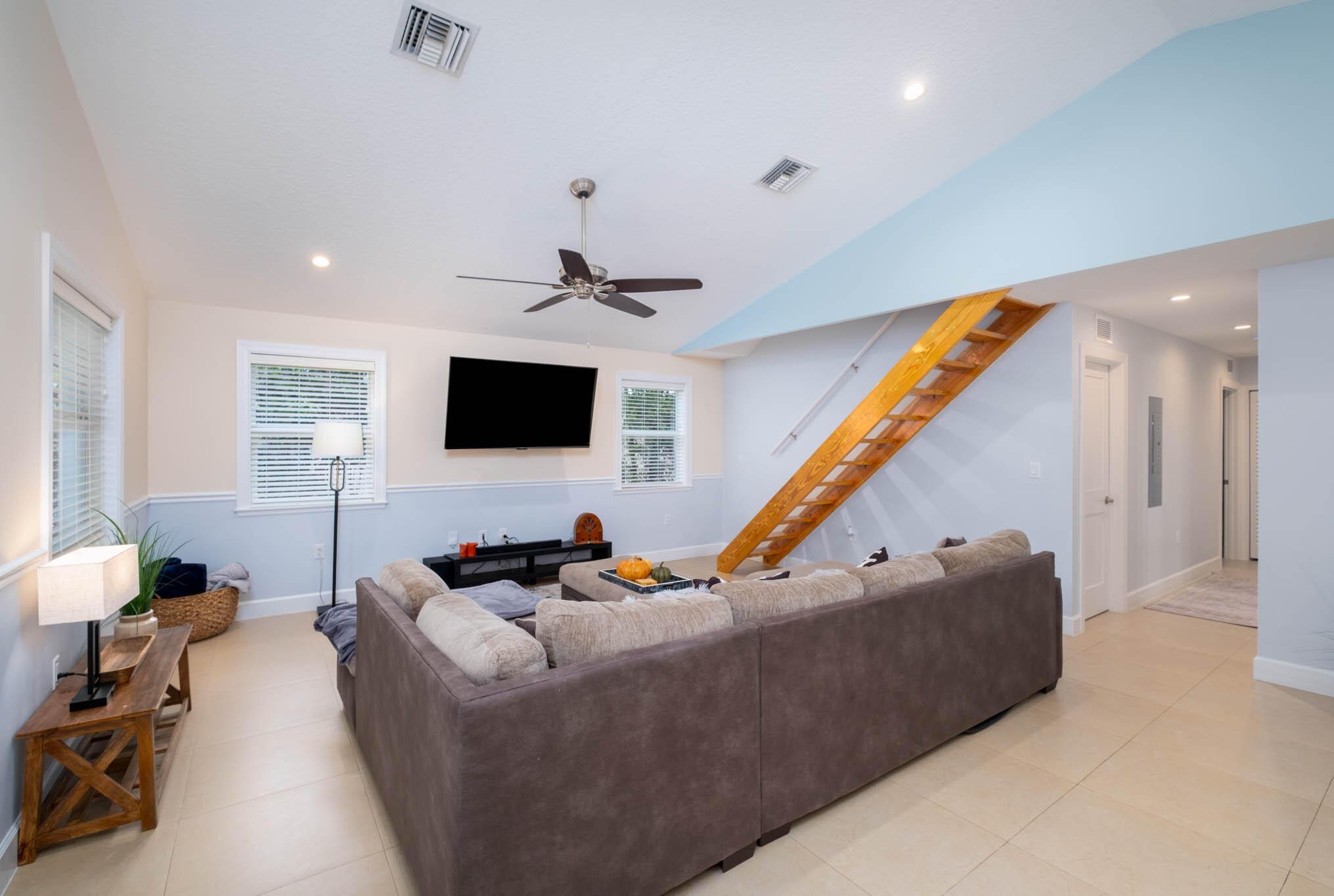 Image 2: Living room