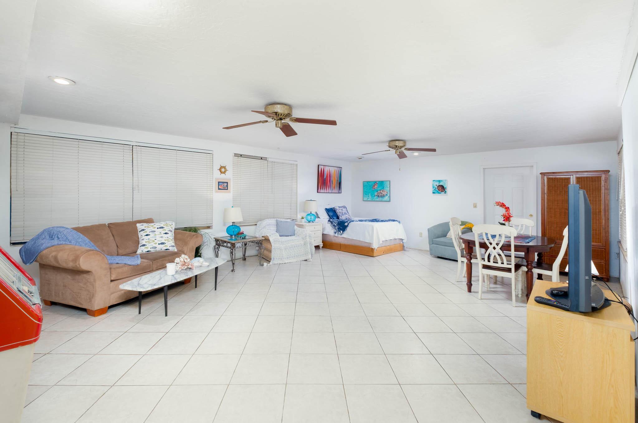 Image 2: bonus room