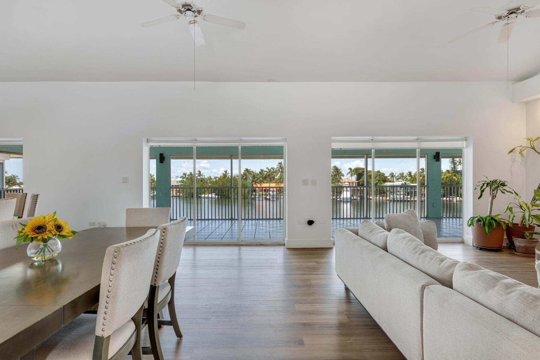 Image 4: Living area with lagoon view