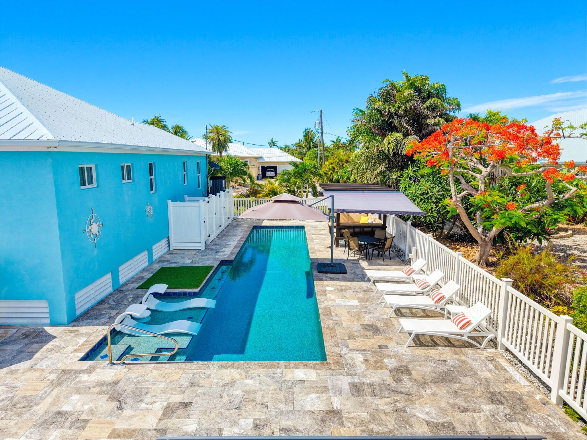 Image 4: 50-foot resort-style swimming pool