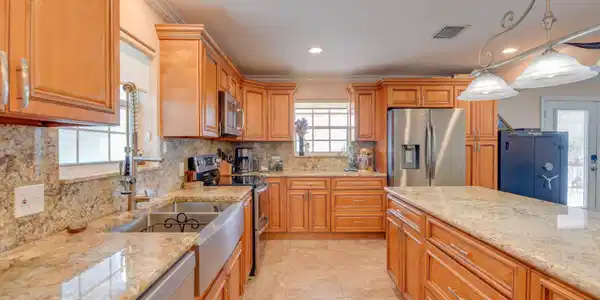 Image 4: 011-706Carib Kitchen and island
