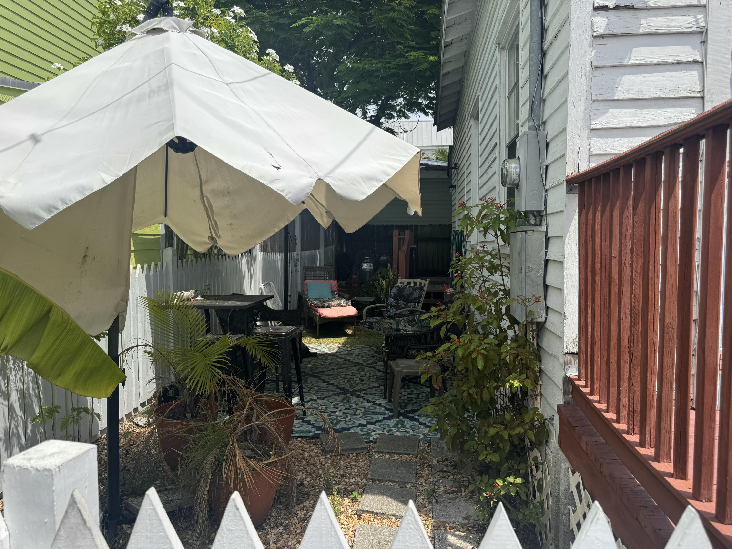 Image 3: Left Side Yard