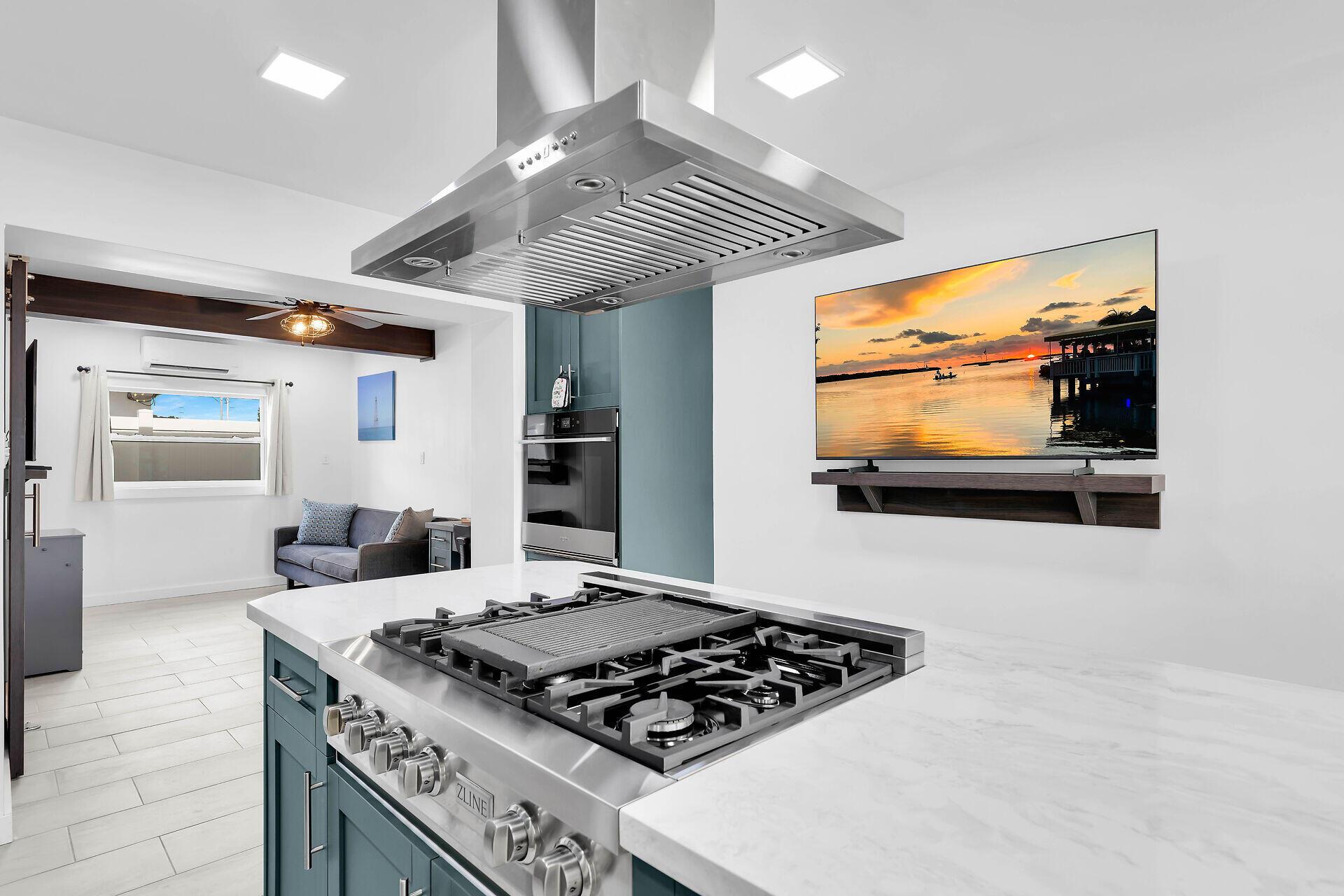 Image 4: Kitchen