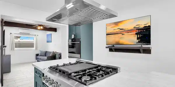 Image 4: Kitchen