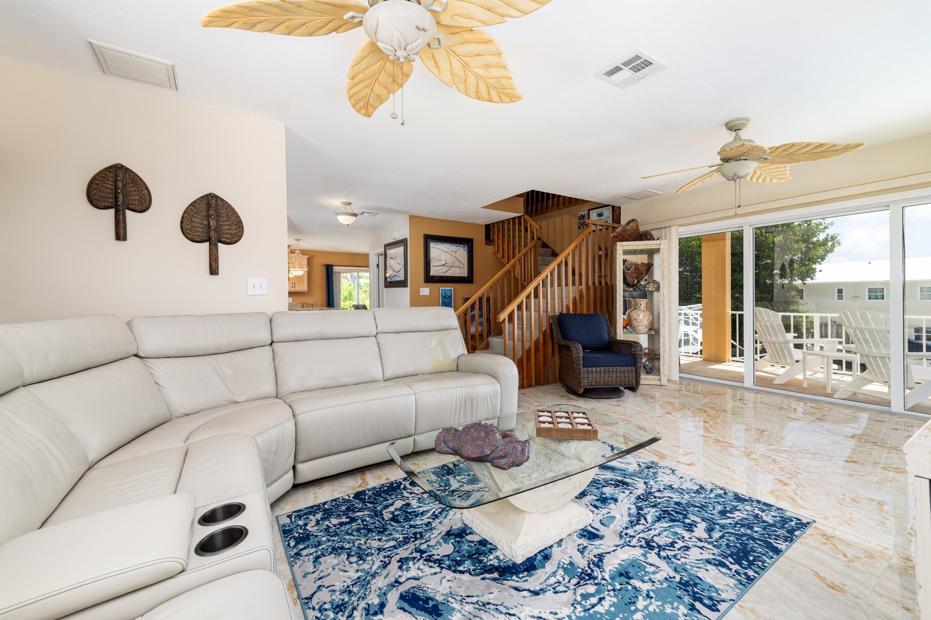 Image 4: Marathon_1400_W_63rd_ST_Interior_2nd_Flo