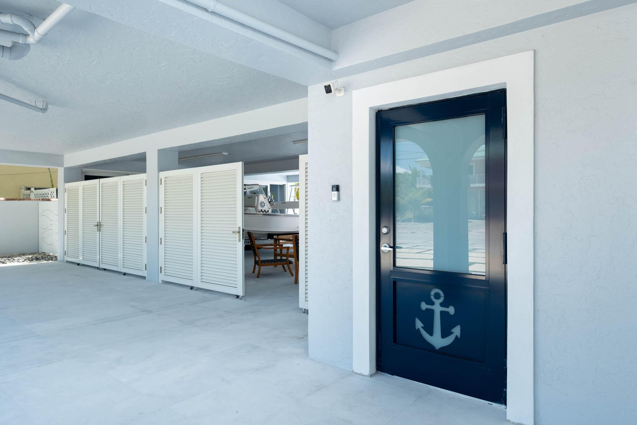 Image 4: Front door and gate to the back yard