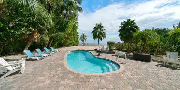 Image 2: Pool
