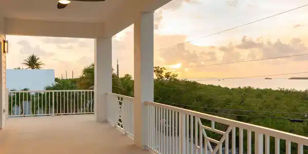 Image 4: Amazing bay views!
