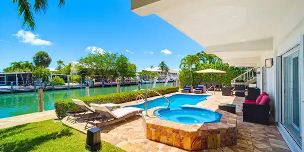 Image 3: Pool