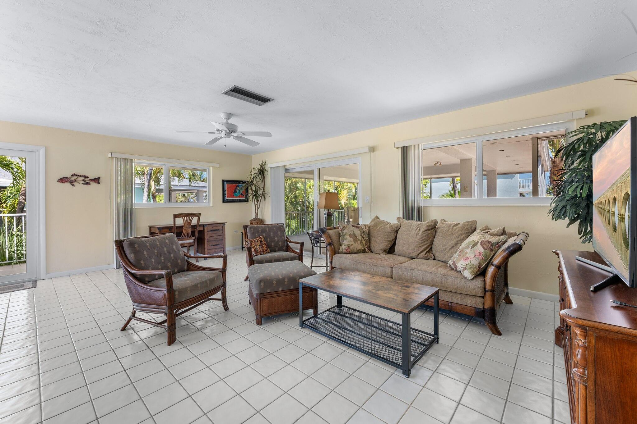 Image 4: Living area
