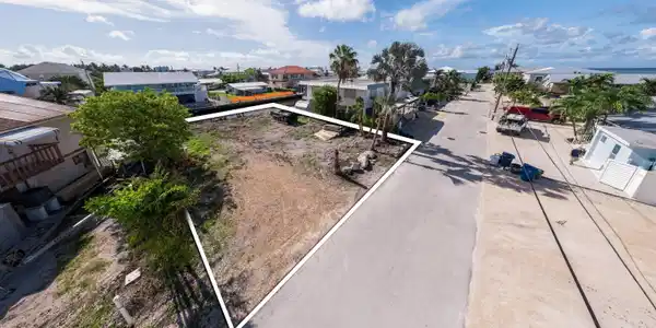 Image 4: Marathon_Vacant_Lot_89th_St_P1_w_Graphic