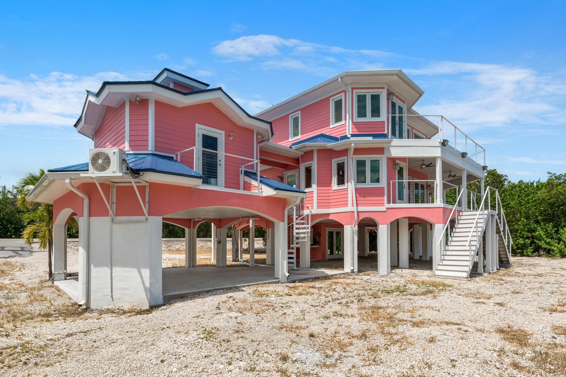 Image 3: Custom home on spectacular lot