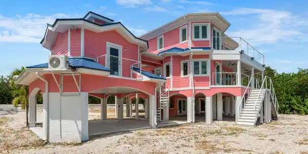 Image 3: Custom home on spectacular lot