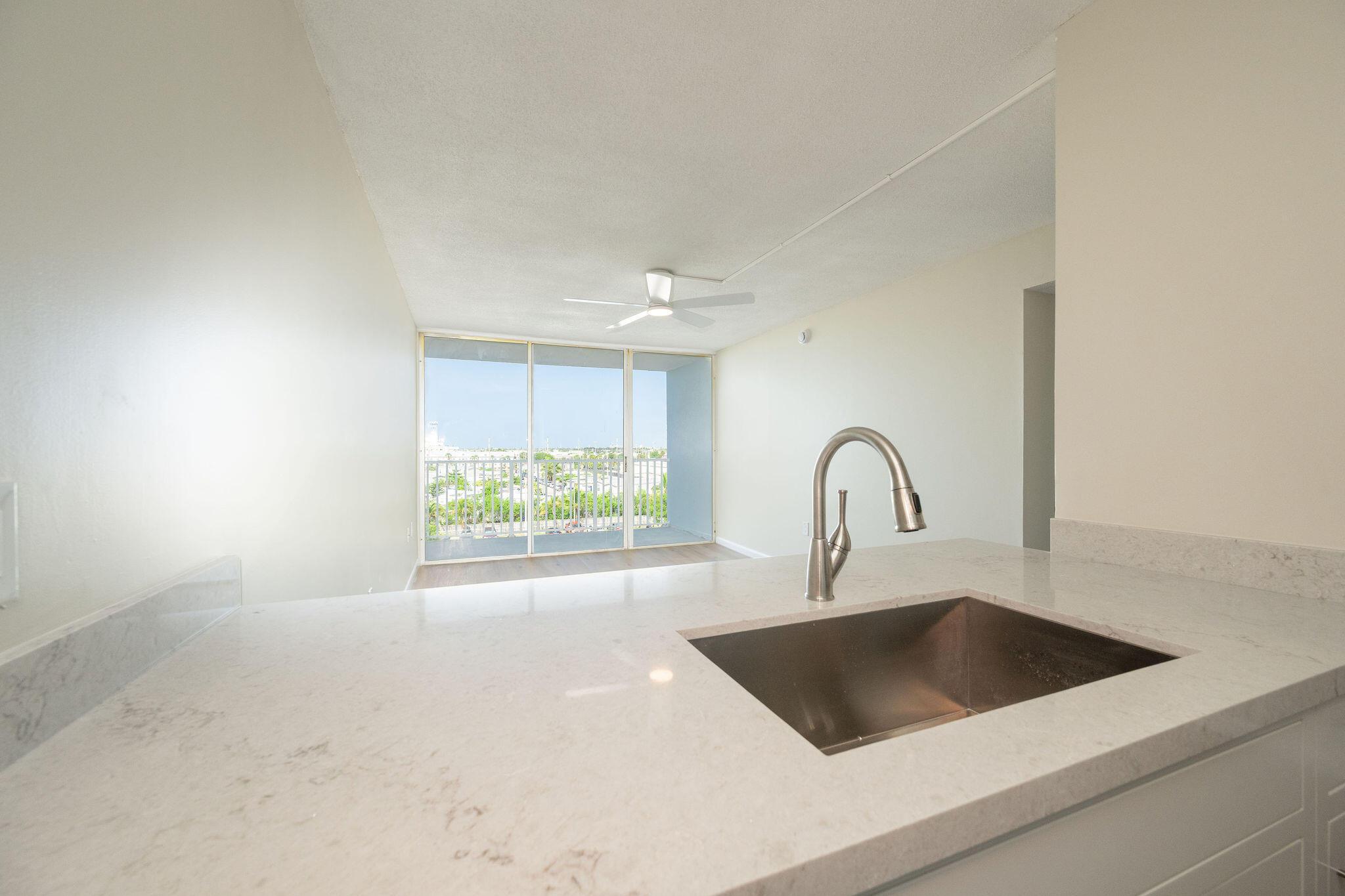 Image 4: kitchen