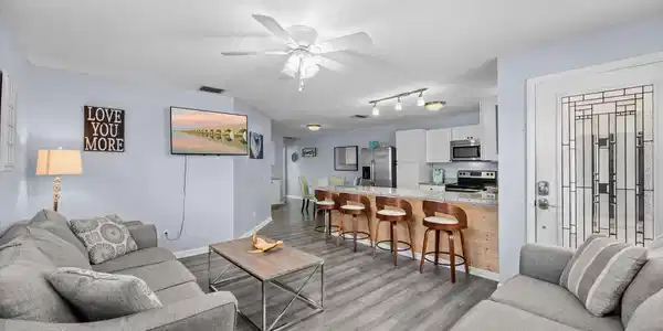 Image 4: Living Room