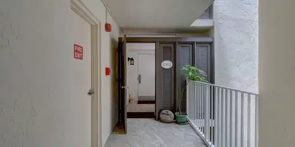 Image 4: Entryway to Front Door