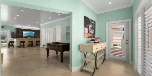 Image 3: Foyer and bar area