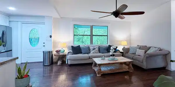 Image 4: Living Room