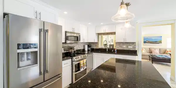 Image 4: Marathon_490_10th_St_Kitchen_1778
