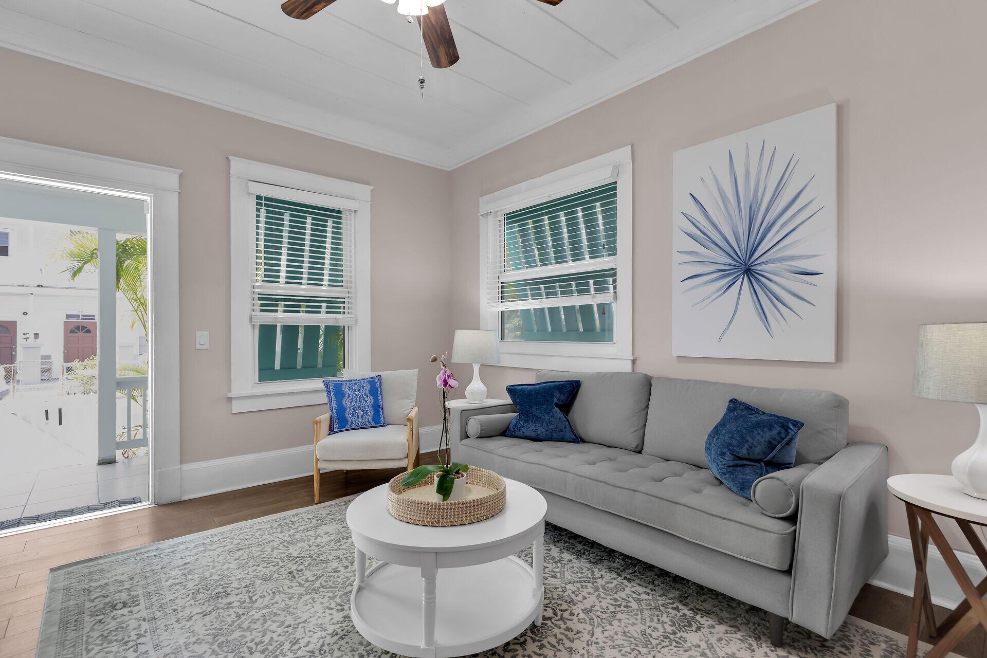Image 4: Living Room