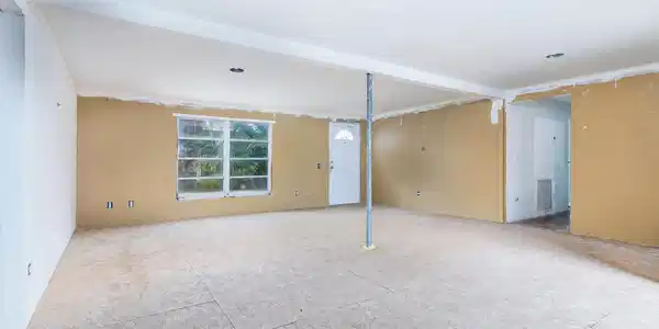 Image 4: Open Living Area