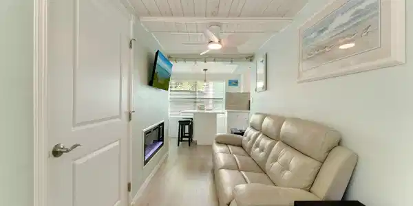 Image 4: Living Area