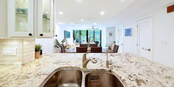 Image 4: Kitchen