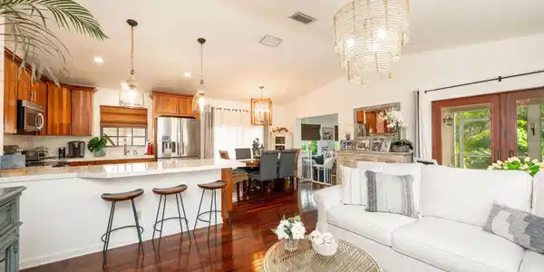 Image 4: LIVING AREA