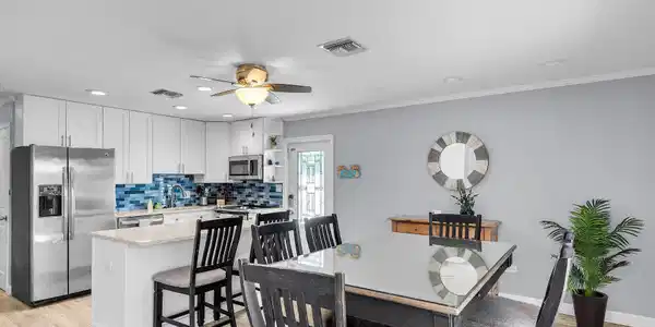 Image 4: Dining/Kitchen