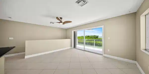 Image 4: Living Room