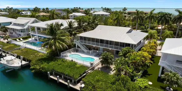 Image 2: Waterfront Living in Key Colony Beach