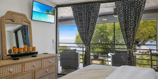 Image 3: MASTER BEDROOM
