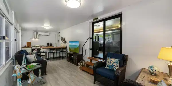 Image 3: Interior entrance