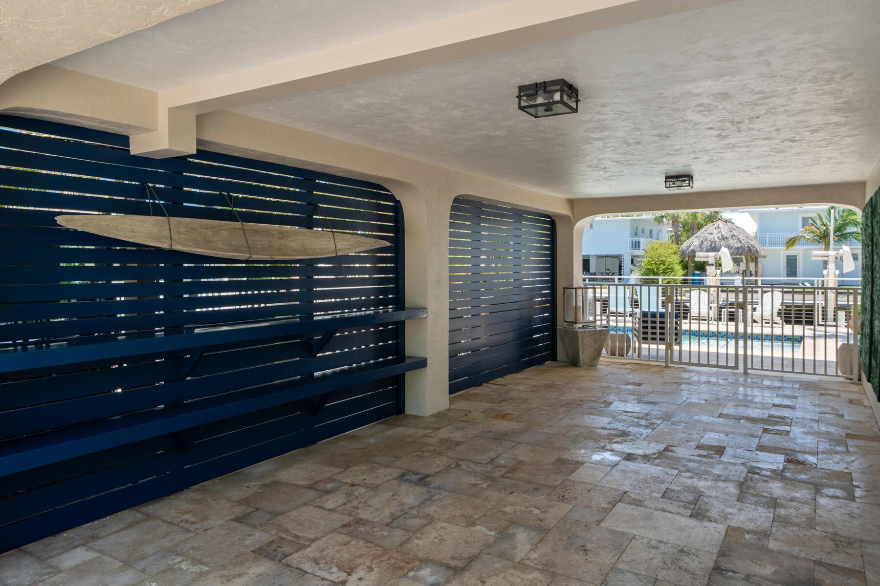 Image 4: Carport
