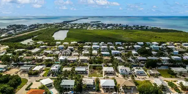 Image 3: 142 Gulfview Drive