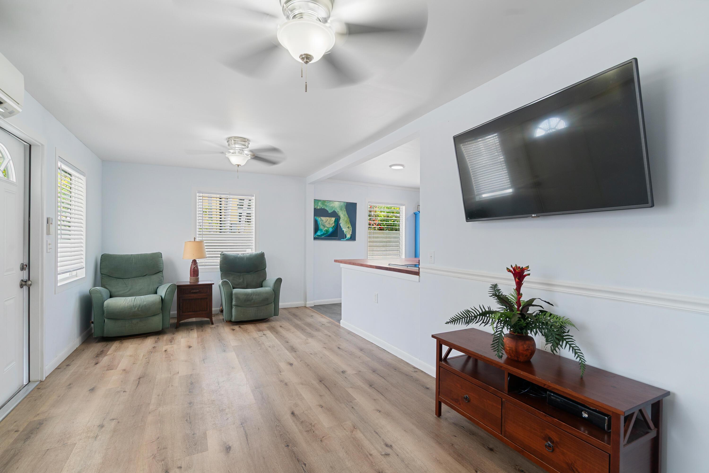 Image 3: Living room
