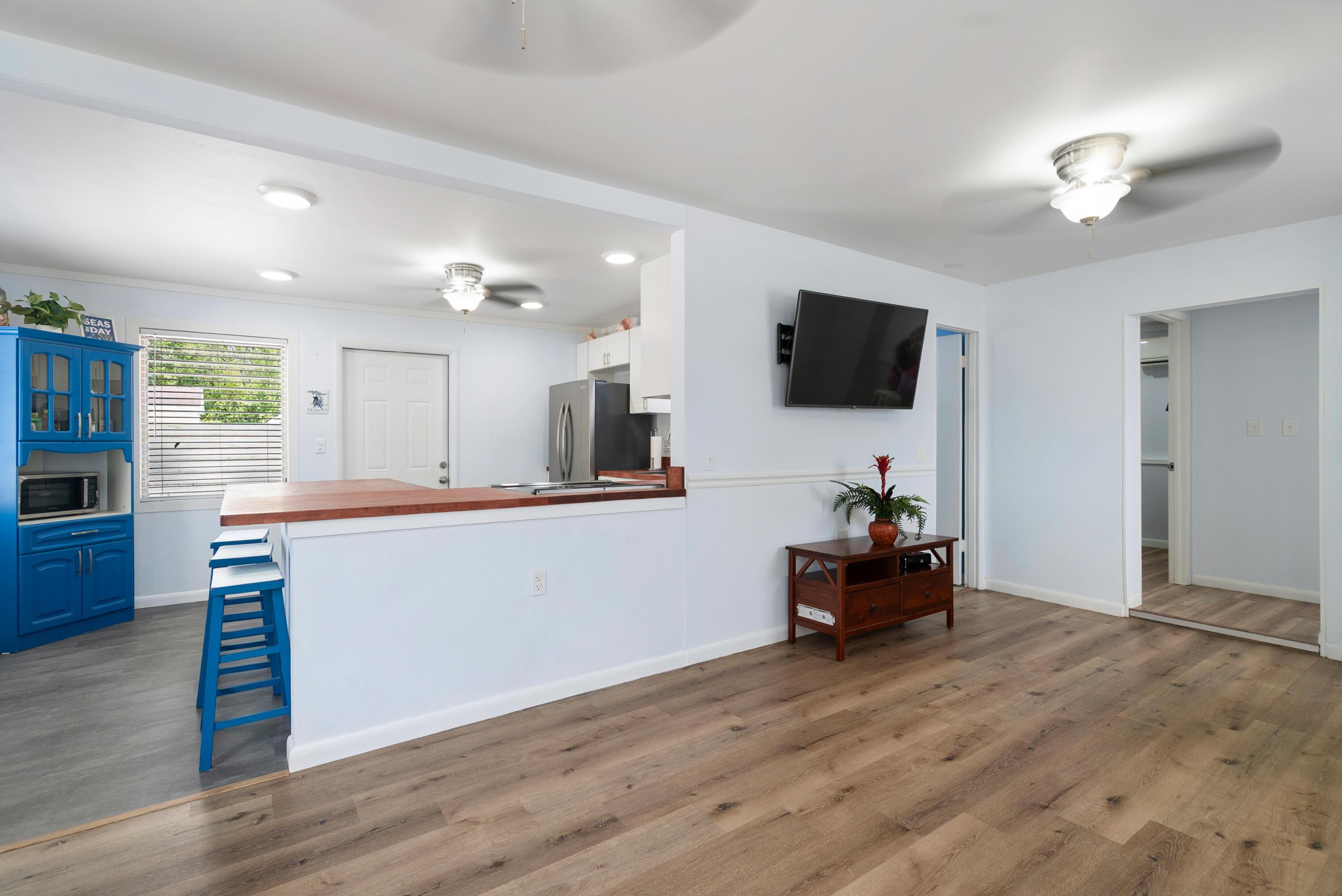 Image 4: Main living area