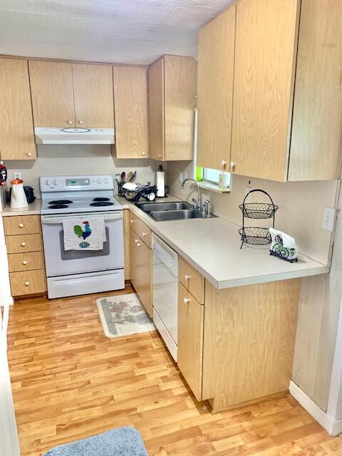 Image 4: KITCHEN