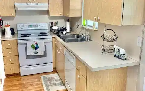 Image 4: KITCHEN