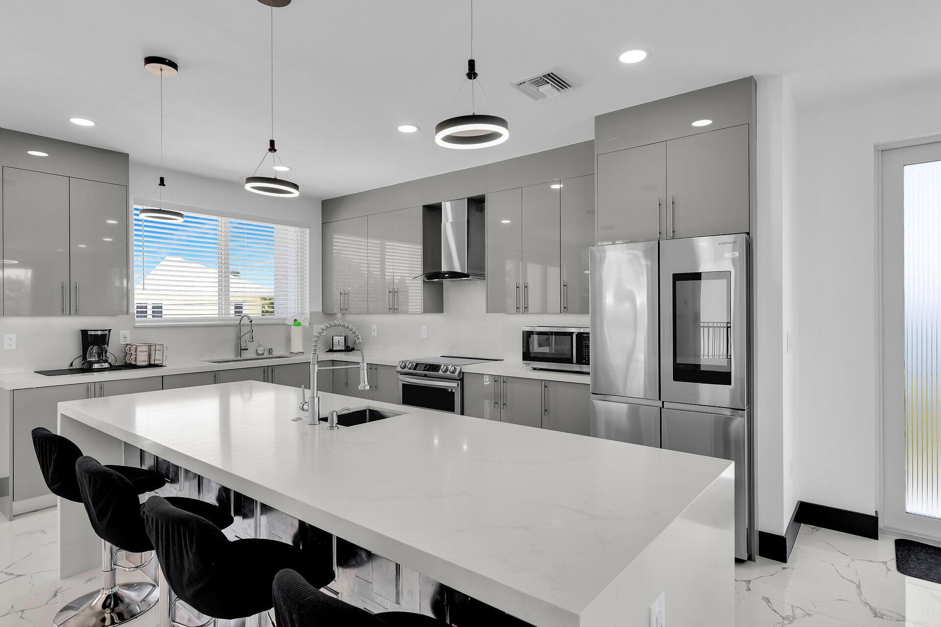 Image 2: Kitchen 4