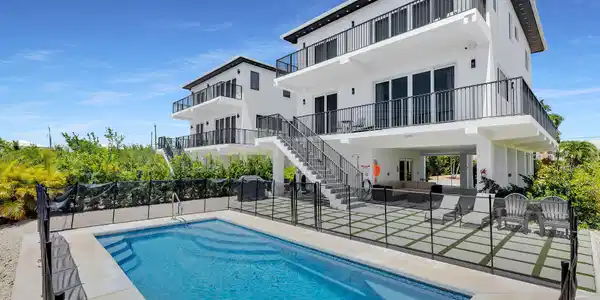 Image 3: Pool