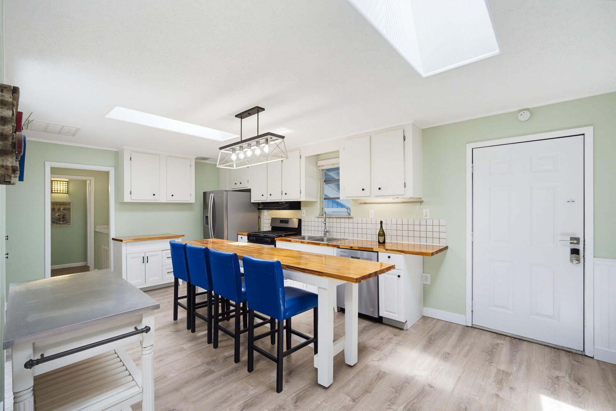 Image 4: Kitchen