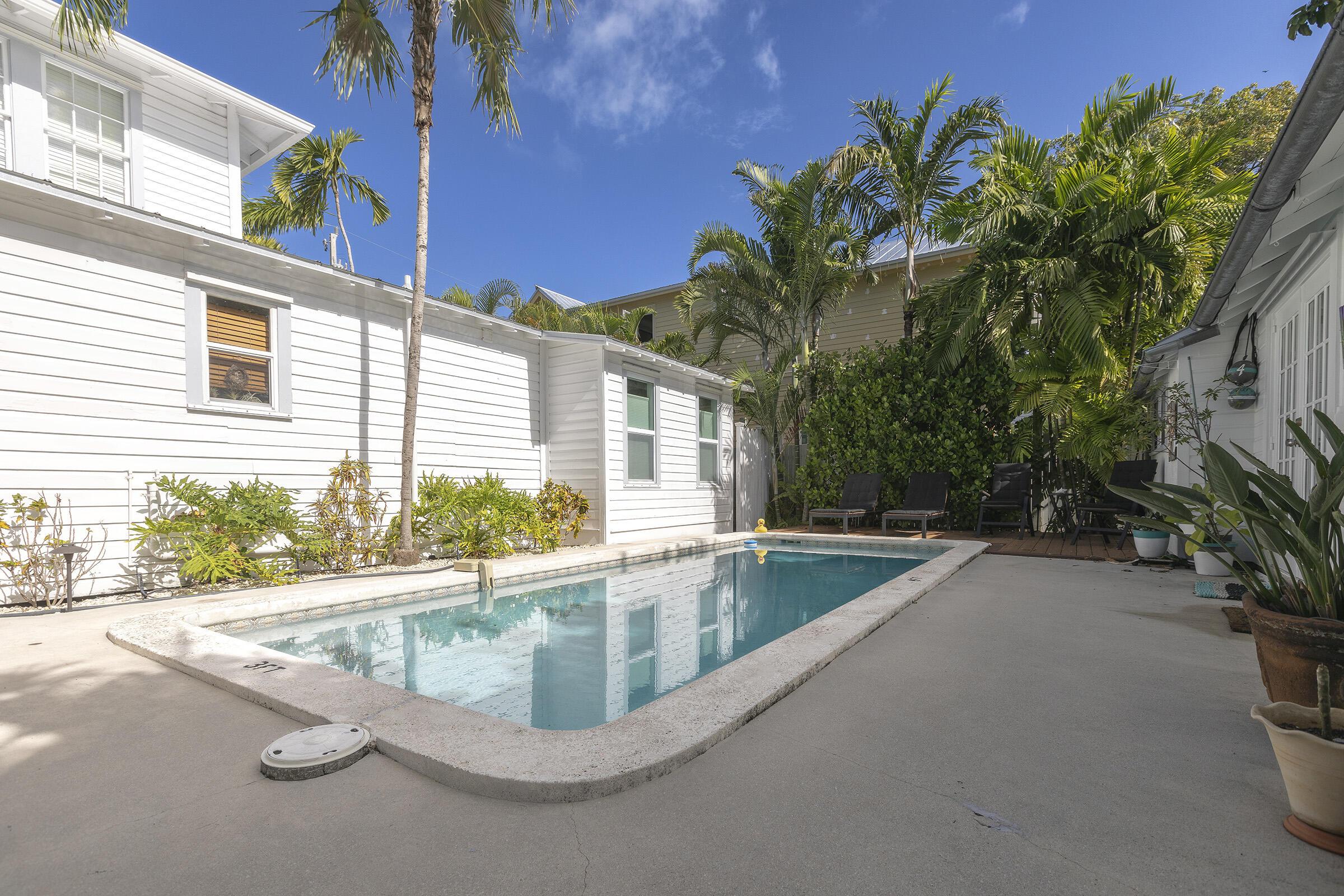 Image 4: 10 1318 Duncan Street