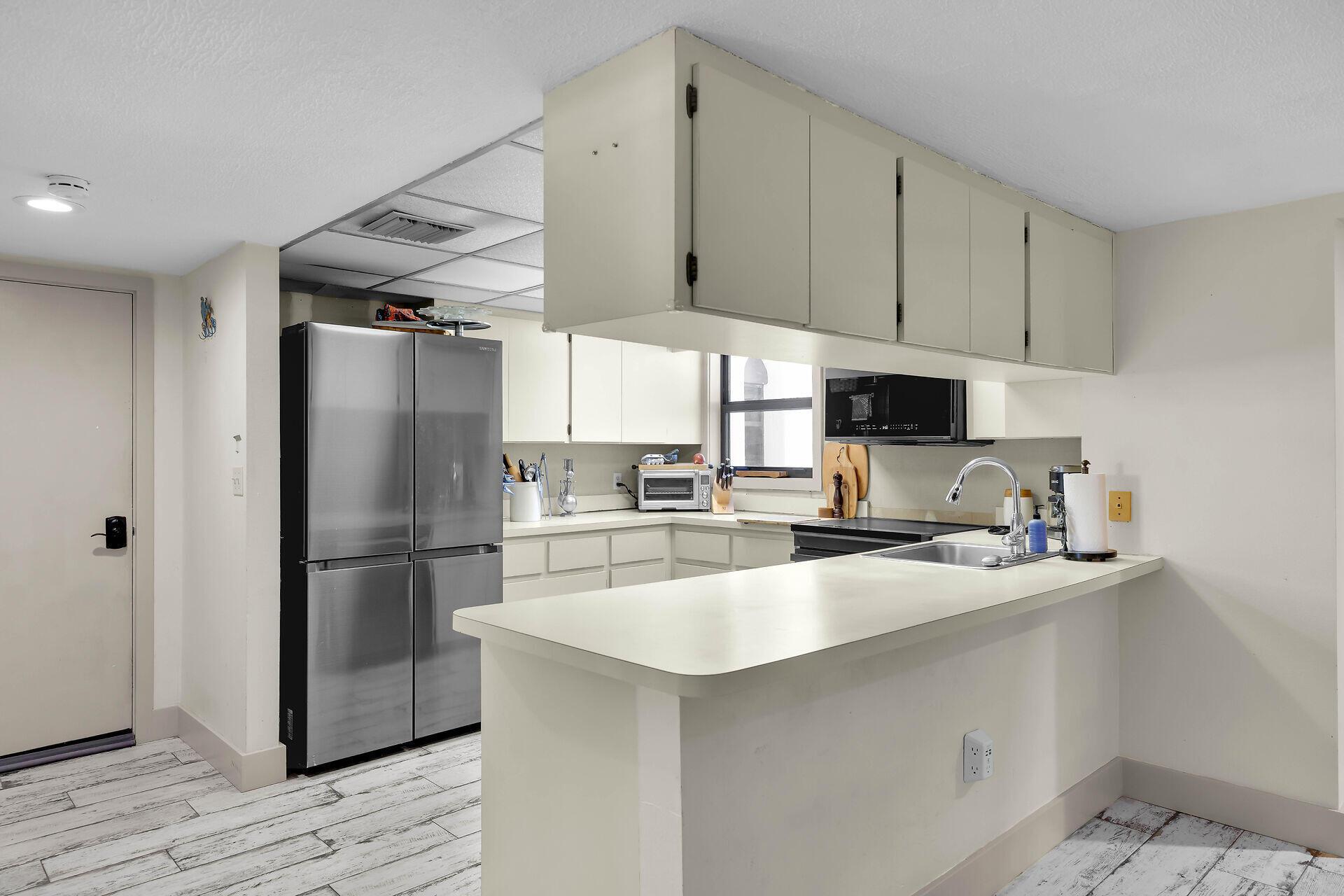 Image 2: Kitchen