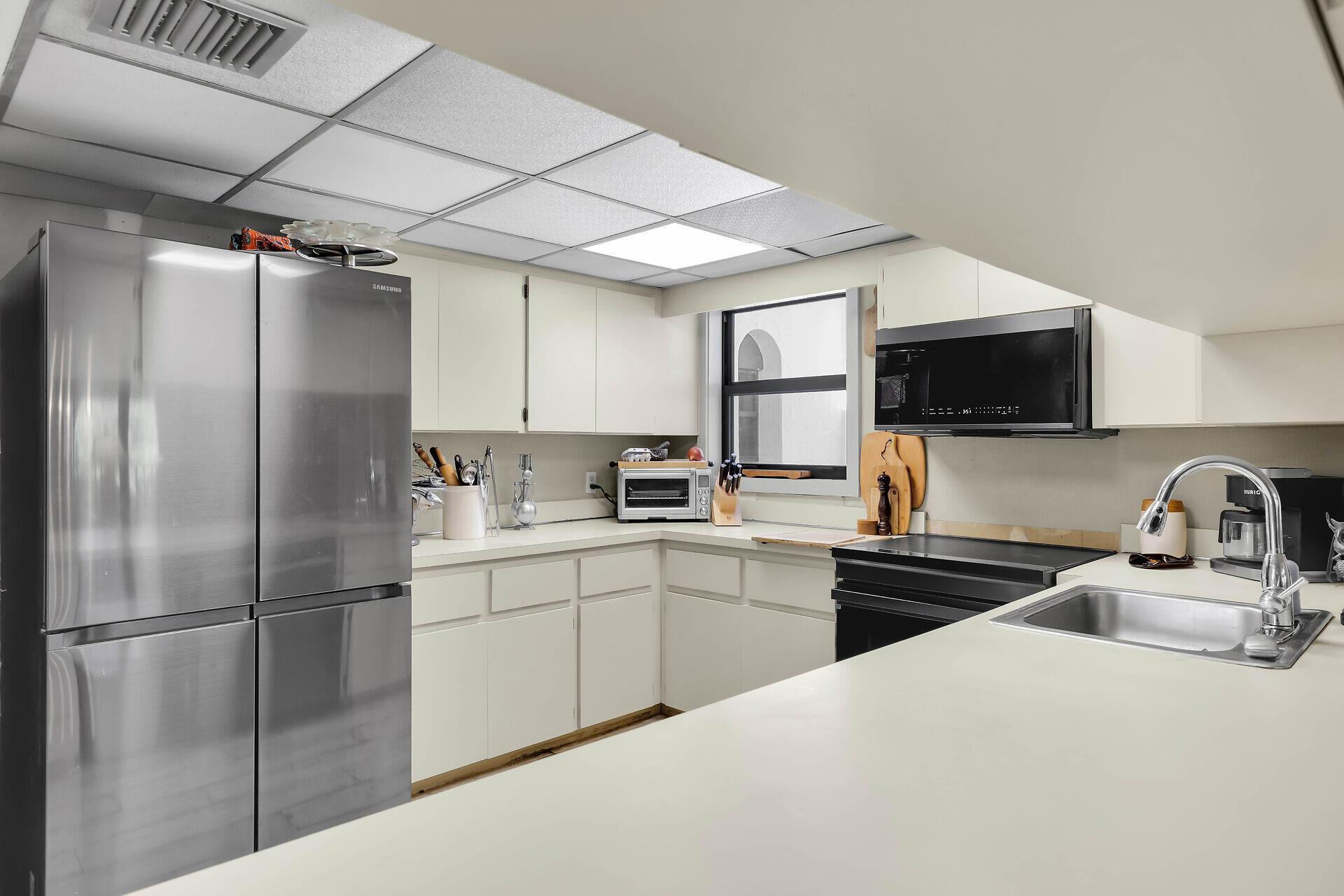 Image 4: Kitchen