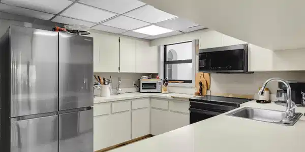 Image 4: Kitchen