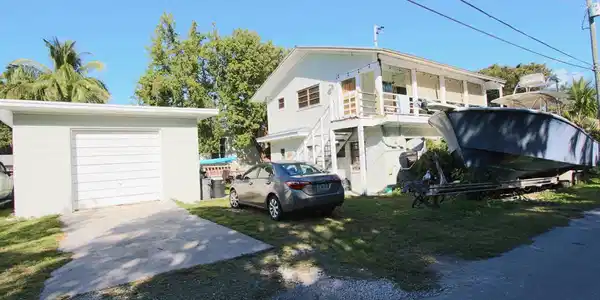 Image 2: Separate Garage