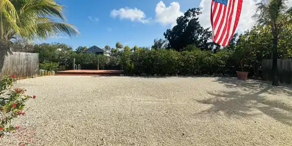 Image 4: Back yard